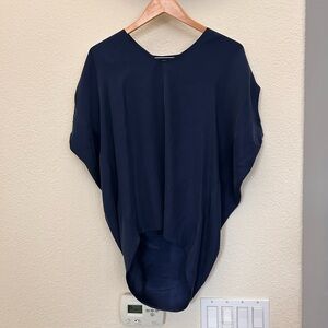 $298 Vince Navy Blue Oversized 100% silk top cap sleeve vneck excellent cond